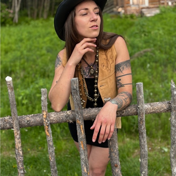 Tan Suede Vest with burn etched flower Details Sz XS - Picture 2 of 7